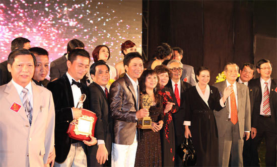 Doanh nhân nhận giải thưởng TOP 100 Phong Cách Doanh Nhân 2011