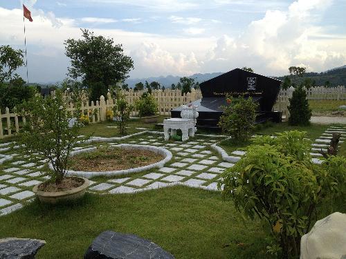 Một khuôn viên mộ phần trên đồi Kim của Lạc Hồng Viên