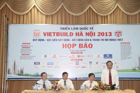 1.350 gian hàng tham gia Vietbuild Hà Nội 2013. Ảnh: FinancePlus.vn.