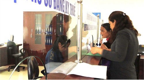 Người dân làm thủ tục kê khai thuế tại Cục Thuế Hà Tĩnh. Nguồn: www.hatinh.gov.vn