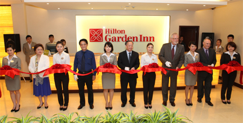 Lễ cắt băng khai trương khách sạn Hilton Garden Inn đầu tiên ở khu vực Đông Nam Á tại Hà Nội. Nguồn: Internet