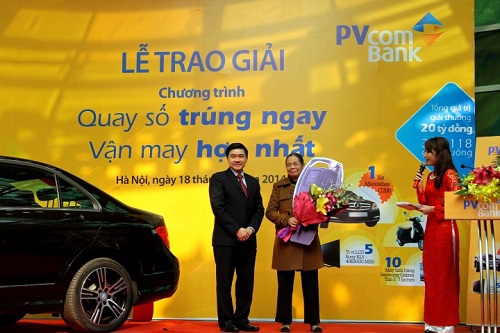 Ông Võ Trọng Thủy- Thành viên HĐQT PVcombank trao giải đặc biệt cho khách hàng Lê Thị Huân trong chương trình "Quay số trúng ngay - vận may hợp nhất". Nguồn: PVcomBank 