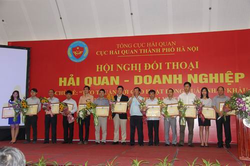Cục trưởng Nguyễn Văn Trường khen thưởng cho các DN chấp hành tốt pháp luật hải quan. Ảnh: Ngọc Linh