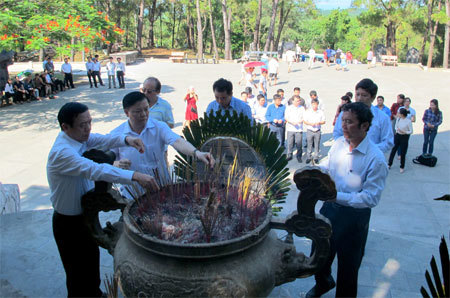 Bộ trưởng Bộ Tài chính Đinh Tiến Dũng cùng đoàn công tác thắp hương tại Nghĩa trang Liệt sĩ Trường Sơn. Ảnh: Dương Tử.