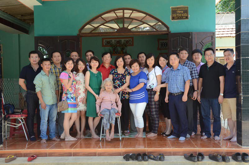 Đoàn chụp ảnh kỷ niệm cùng mẹ VNAH Nguyễn Thị Dĩnh (ngồi giữa).