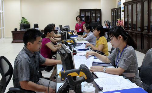 Cán bộ công chức thuế Thái Nguyên tiếp nhận hồ sơ, hướng dẫn và giải đáp các vấn đề có liên quan cho người nộp thuế. Nguồn: baothainguyen.org.vn

