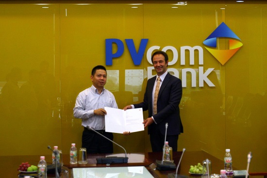 Đại diện Tổ chức thẻ quốc tế Mastercard Worldwide trao chứng nhận cho PVcomBank. Nguồn: PVcomBank 