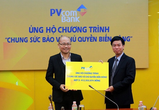 Ông Phạm Huy Tuyên - Phó Tổng giám đốc PVcomBank trao hơn 400 triệu đồng tài trợ cho ông Dương Đà Trang – Trưởng đại diện Văn phòng Báo Tuổi trẻ tại Hà Nội. Nguồn: PvcomBank