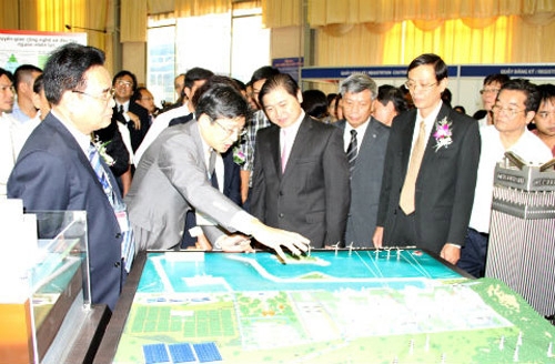 Các đại biểu tham quan các gian hàng trưng bày tại triển lãm quốc tế Điện hạt nhân lần thứ 5 tại Hà Nội. 