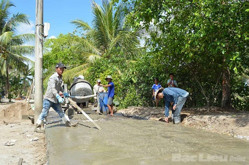 Nhân dân xã Hưng Phú (huyện Phước Long- Bạc Liêu) làm giao thông nông thôn.