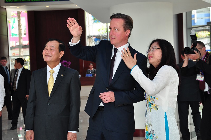 Chủ tịch HĐQT và Tổng Giám đốc HOSE giới thiệu một số hoạt động của Sở với Thủ tướng David Cameron. 