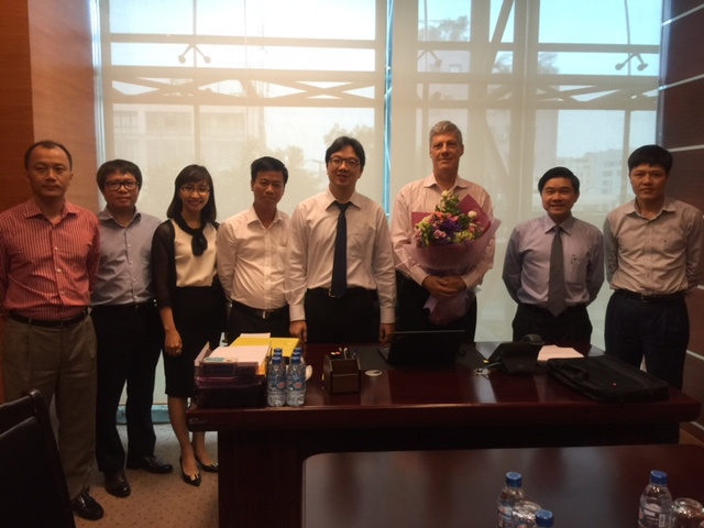 Tổng Giám đốc PVcomBank Nguyễn Hoàng Linh (đứng thứ 5 từ trái qua) tặng hoa và chụp ảnh cùng ông Leander Jansen. Nguồn: PVcombank.vn