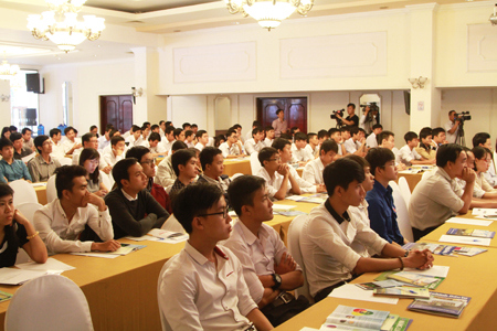 Gần 200 cán bộ, người dân, sinh viên các trường trên địa bàn tỉnh Khánh Hòa tham dự Hội thảo trưng bày về phát triển điện hạt nhân của Việt Nam. 