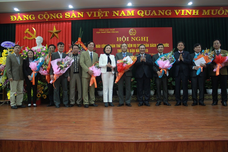 Đồng chí Bí thư Tỉnh ủy và đồng chí Chủ tịch UBND Tỉnh tặng hoa chúc mừng ngành Thuế Yên Bái và các đơn vị thuộc ngành Tài chính Yên Bái hoàn thành tốt nhiệm vụ được giao.