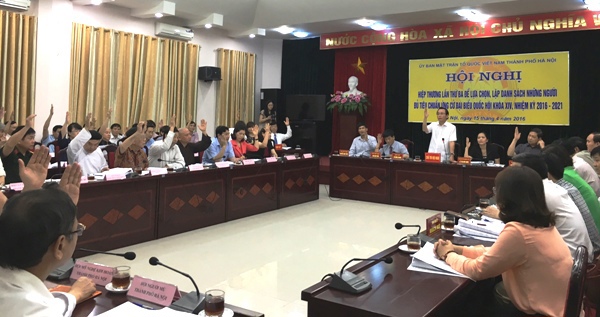 Các đại biểu biểu quyết chốt danh sách tại Hội nghị hiệp thương lần thứ 3 tại Hà Nội, ngày 15/4/2016.