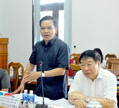 Phó Chủ tịch Ủy ban Trung ương Mặt trận Tổ quốc Việt Nam Nguyễn Văn Pha phát biểu tại buổi làm việc với Ủy ban bầu cử đại biểu HĐND quận 11, TP Hồ Chí Minh, ngày 23/4.