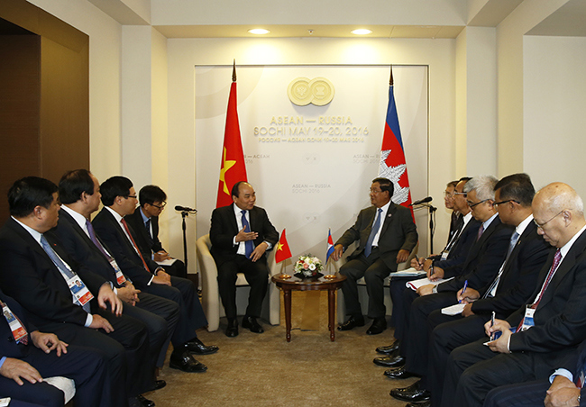 Thủ tướng Nguyễn Xuân Phúc gặp Thủ tướng Campuchia Samdech Decho Hun Sen.