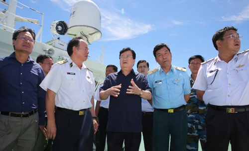 Phó Thủ tướng trên tàu Cảnh sát biển 8002 để kiểm tra công tác tìm kiếm máy bay Casa cùng 9 thành viên phi hành đoàn.