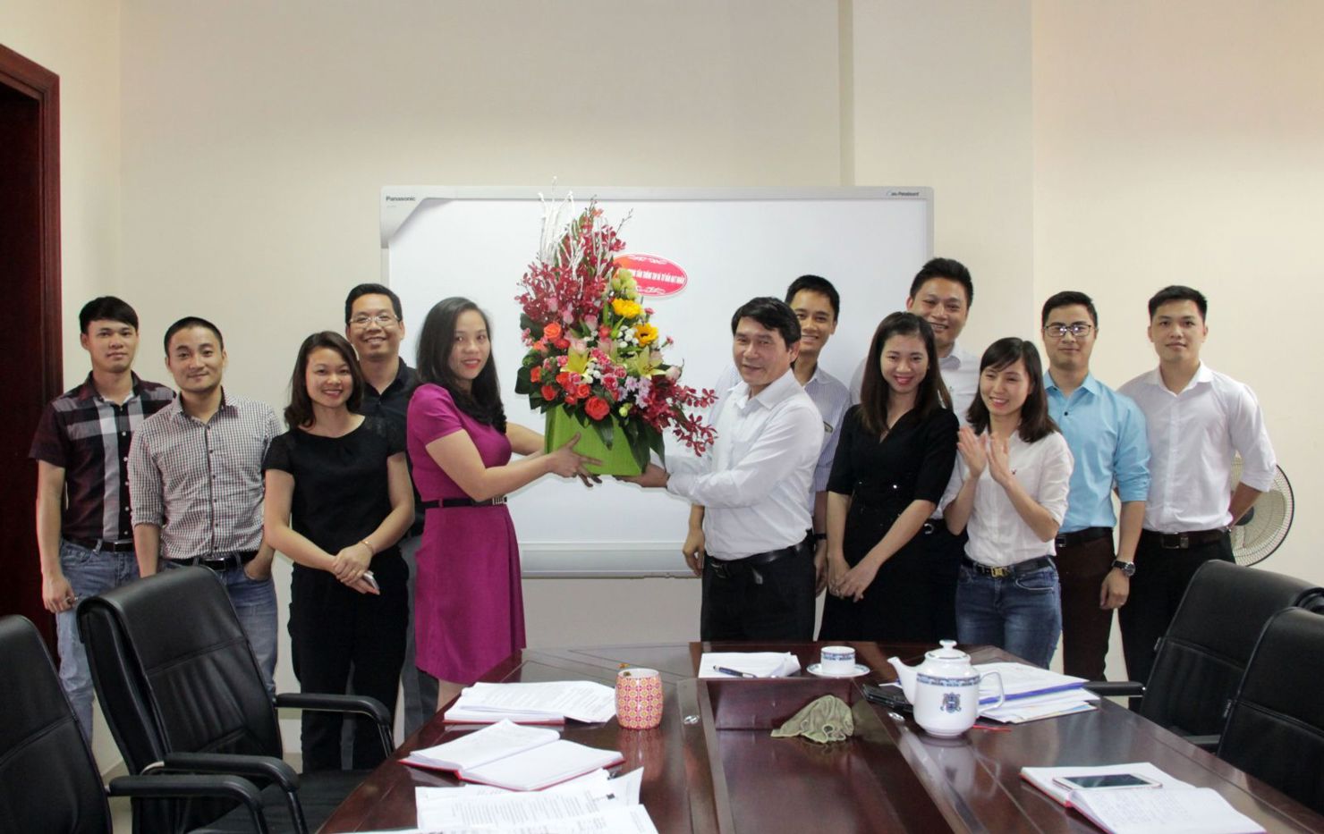 Bà Nguyễn Thị Thu Trang - Phó Cục trưởng Cục NLNT thay mặt Lãnh đạo Cục NLNT tặng hoa chúc mừng Trung tâm.