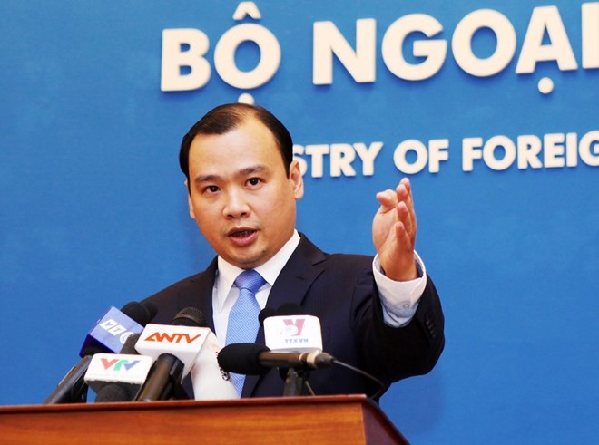 Người phát ngôn Bộ Ngoại giao Việt Nam Lê Hải Bình kêu gọi các bên kiềm chế, tôn trọng luật pháp quốc tế.  