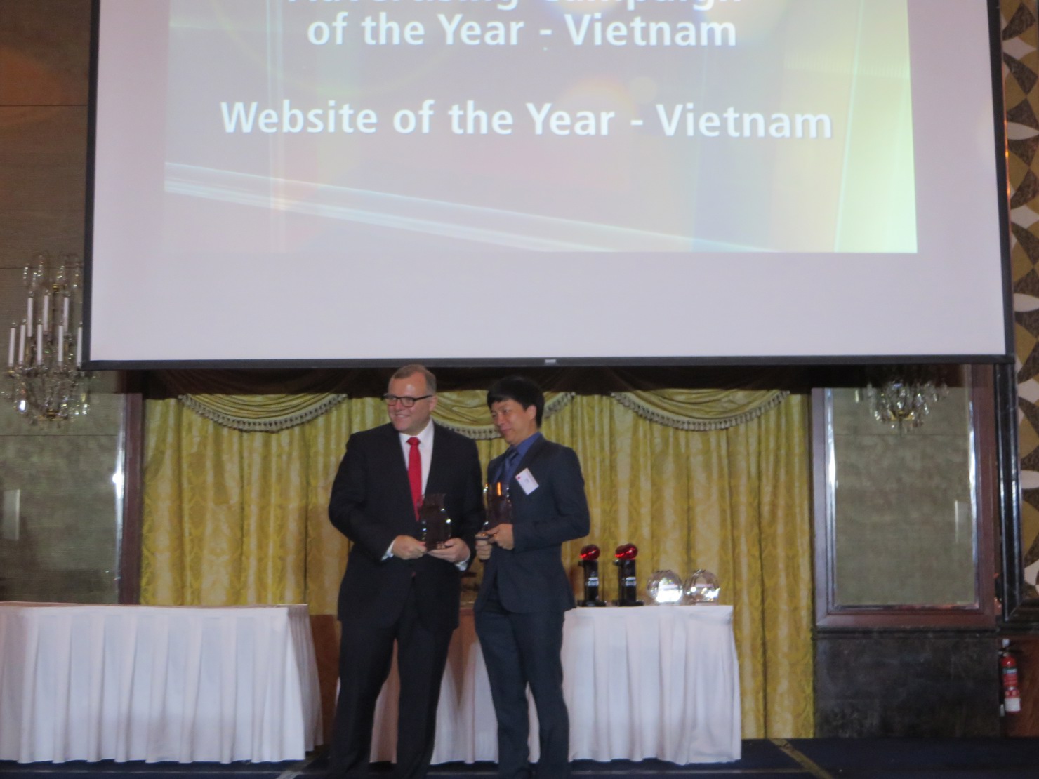 Phó Tổng giám đốc PVcomBank - ông Đoàn Đức Minh nhận giải thưởng từ Ban tổ chức.