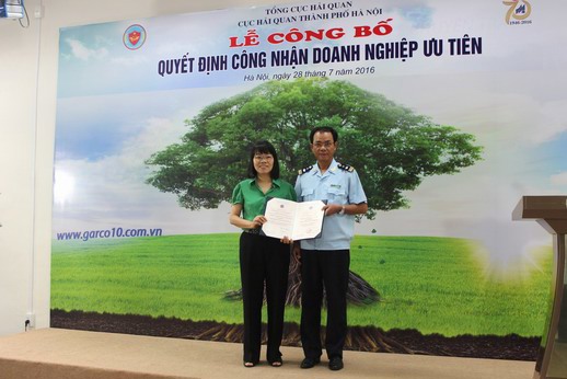 Phó Cục trưởng Cục Hải quan TP. Hà Nội Văn Bá Tín trao quyết định việc áp dụng chế độ ưu tiên trong lĩnh vực hải quan đối với Tổng công ty May 10..