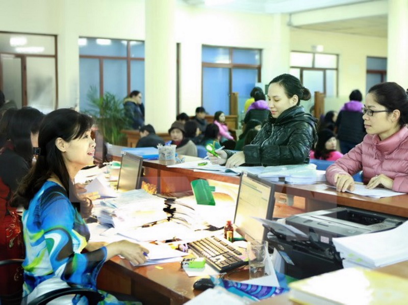 Khách hàng giao dịch tại bộ phận Kiểm soát chi của Kho bạc Nhà nước Hà Nội.