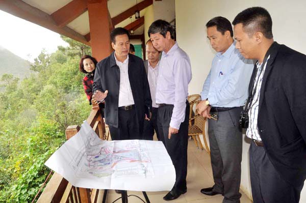 Ông Lê Khắc Hiệp, Phó Chủ tịch Tập đoàn Vingroup đã có chuyến khảo sát địa điểm xây dựng nhà nghỉ tại xã Lũng Cú, huyện Đồng Văn, ngày 12/11/2015. Nguồn: Báo Hà Giang. 