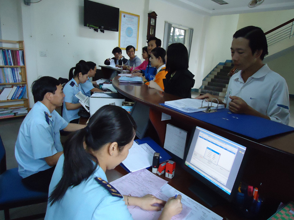 Cán bộ Cục Hải quan Đắk Lắk  hướng dẫn doanh nghiệp làm các thủ tục kê khai.