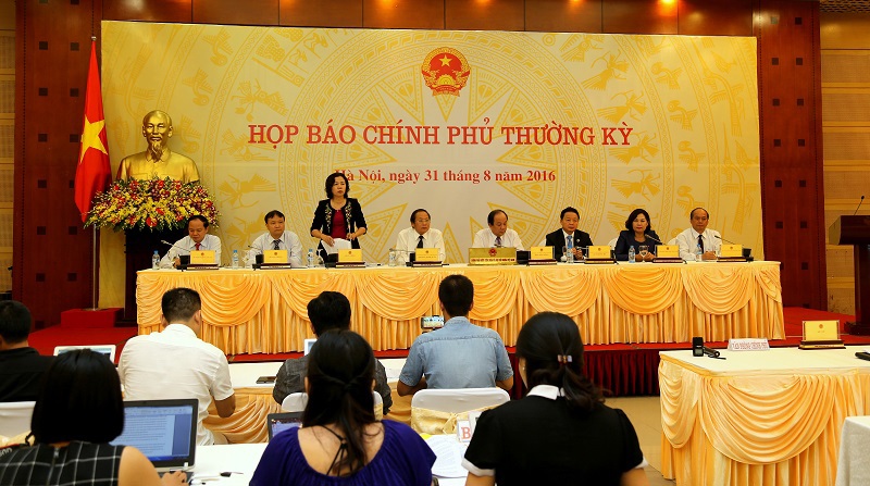 Thứ trưởng Bộ Tài chính Vũ Thị Mai phát biểu tại buổi Họp báo Chính phủ thường kỳ tháng 8/2016. 