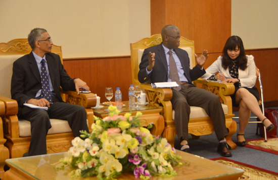 Ông Ousmane Dione (ngồi giữa) sẽ đảm nhiệm chức vụ Giám đốc quốc gia Ngân hàng Thế giới tại Việt Nam từ ngày 12/9/2016. Nguồn: Internet