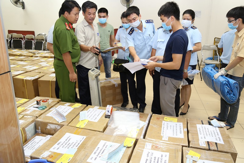 Cục Hải quan Hà Nội phối hợp với các đơn vị chức năng phát hiện và thu giữ 2,5 tấn thảo mộc khô chứa chất ma tuý (ngày 6/7/2016). Ảnh: Văn Trường