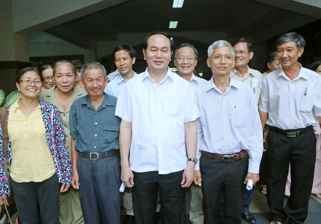 Chủ tịch nước Trần Đại Quang với các cử tri quận 4, TP. Hồ Chí Minh. 
