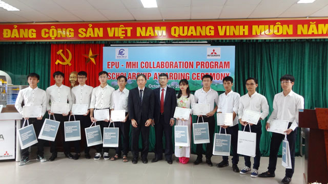 Đại diện MHI trao 10 suất học bổng cho 10 sinh viên điện hạt nhân xuất sắc của Đại học Điện Lực.