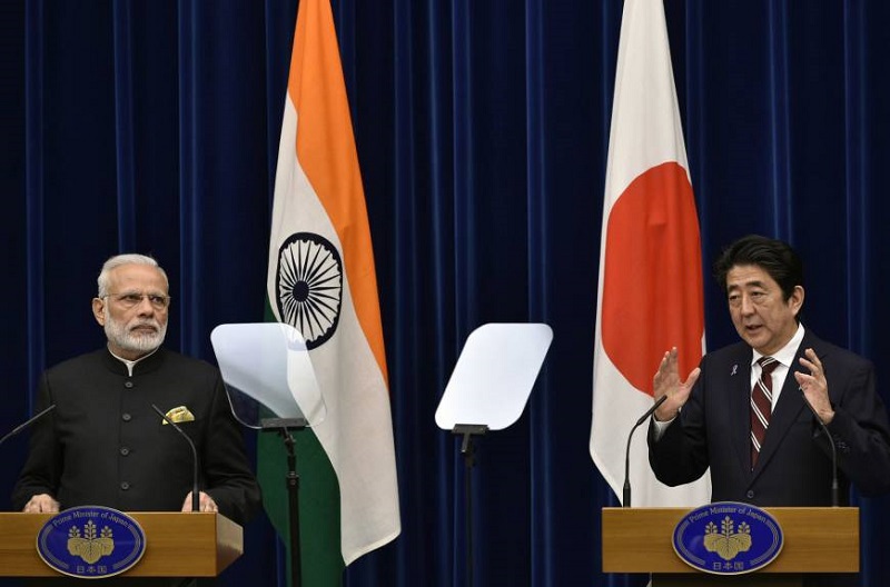 Thủ tướng Ấn Độ Narendra Modi và người đồng cấp Nhật Bản Shinzo Abe tổ chức họp báo sau cuộc hội đàm giữa hai bên tại văn phòng của ông Abe tại Tokyo. Nguồn: AP