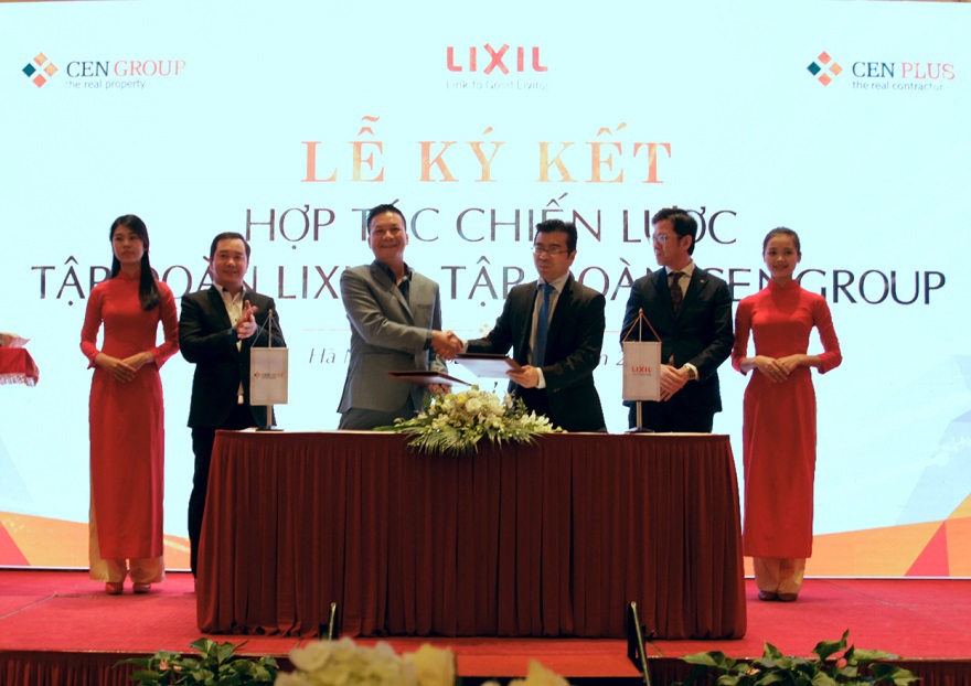 Ông Phạm Thanh Hưng – Phó Chủ tịch HĐQT Tập đoàn CENGROUP và ông Masahiko Hiramoto - Tổng giám đốc LIXIL Việt Nam thực hiện nghi thức ký kết hợp tác chiến lược.