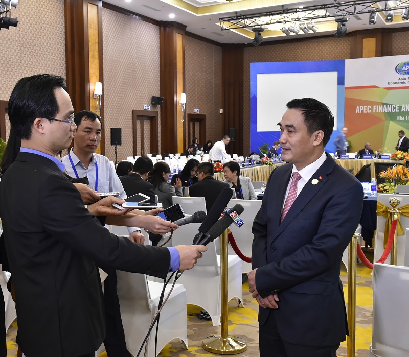 Thứ trưởng Bộ Tài chính Trần Xuân Hà trả lời phỏng vấn báo chí tại Hội nghị Thứ trưởng Tài chính và Phó Thống đốc Ngân hàng Trung ương APEC diễn ra ngày 23/2/2017 tại TP. Nha Trang (Khánh Hòa).