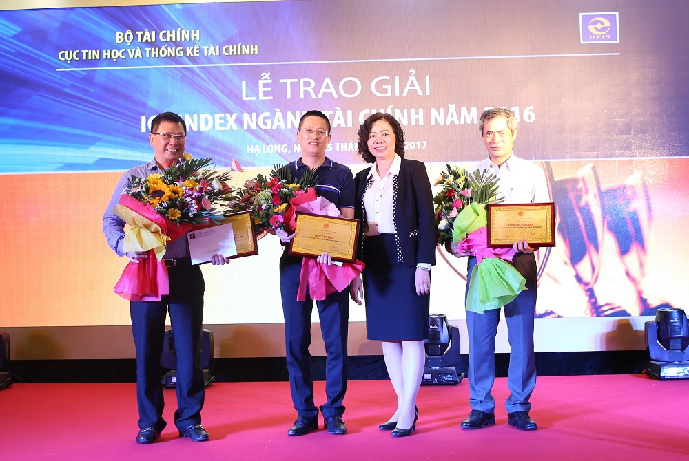 Thứ trưởng Bộ Tài chính Vũ Thị Mai trao giải cho các đơn vị đạt thứ hạng cao trong xếp hạng ICT Index ngành Tài chính năm 2016.