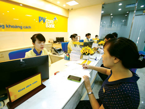 PVcomBank tặng 0,3% lãi suất tiết kiệm cho khách hàng.