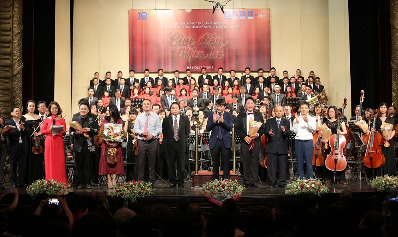 Ông Nguyễn Đình Lâm – Chủ tịch Hội đồng quản trị PVcomBank chụp ảnh lưu niệm cùng các nghệ sỹ tai buổi hòa nhạc. 