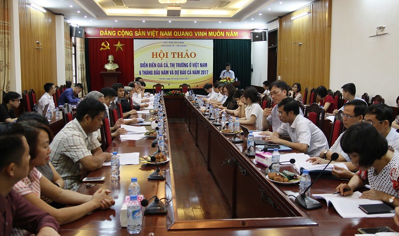 Toàn cảnh Hội thảo Diễn biến giá cả, thị trường ở Việt Nam 6 tháng đầu năm và dự báo cả năm 2017”. 