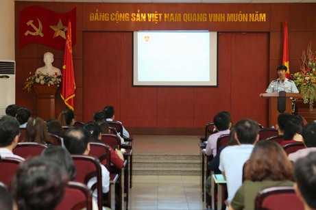 Hải quan Hà Nội thường xuyên tổ chức Hội nghị đối thoại với DN để phổ biến chính sách pháp luật và giải đáp kịp thời những vướng mắc của DN. 