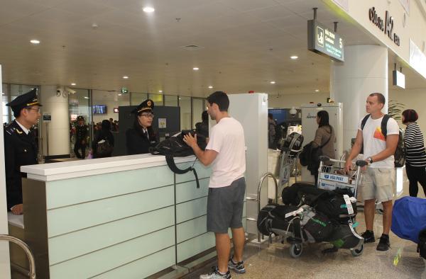 Lực lượng Hải quan cửa khẩu sân bay quốc tế Nội Bài kiểm tra, giam sát hoạt động nhập cảnh.