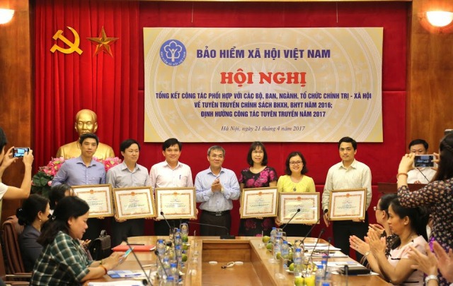 Phó Tổng Giám đốc BHXH Phạm Lương Sơn trao tặng Bằng khen của Tổng Giám đốc BHXH cho các tập thể xuất sắc trong phối hợp tuyên truyền.
