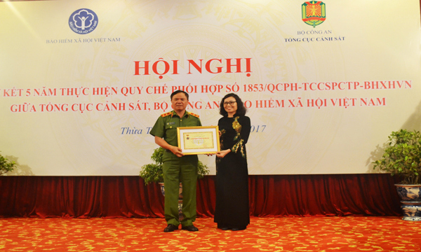 Trao tặng Kỷ niệm chương Vì sự nghiệp BHXH cho lãnh đạo Tổng cục Cảnh sát.