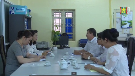 Cán bộ BHXH Hà Nội làm việc tại cơ sở.