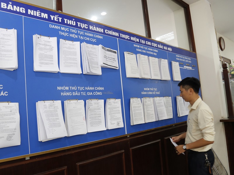 11 tháng đầu năm 2017, Cục Hải quan TP. Hà Nội đã niêm yết công khai đầy đủ 127 thủ tục hành chính, trong đó thủ tục hành chính cấp Cục là 16 thủ tục, cấp Chi cục là 111. Ảnh: Văn Trường