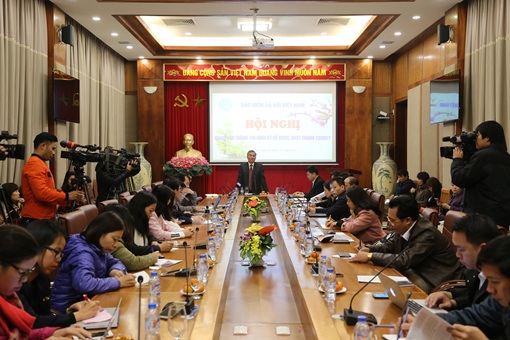 Phó Tổng giám đốc BHXH Phạm Lương Sơn cung cấp thông tin cho báo chí về BHXH, BHYT.