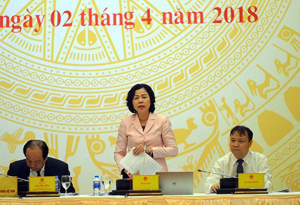 Thứ trưởng Bộ Tài chính Vũ Thị Mai trả lời báo giới tại buổi Họp báo Chính phủ tối 2/4/2018.
