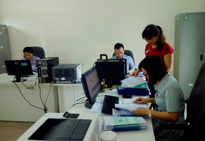 Cán bộ BHXH huyện Phù Ninh, tỉnh Phú Thọ  rà soát, bổ sung hồ sơ cho đối tượng tham gia BHXH.